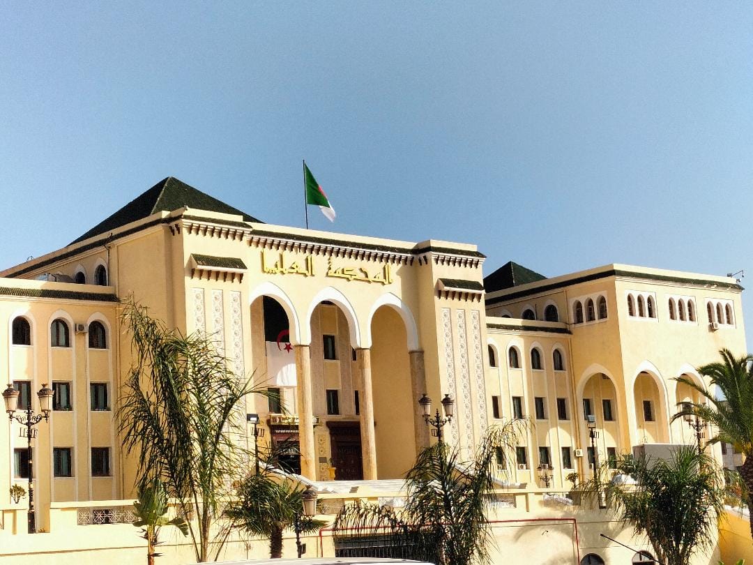 Photo de la façade de la Cour Suprême d'Alger, La Cour Suprême statue en dernière instance en matière civile et criminelle.