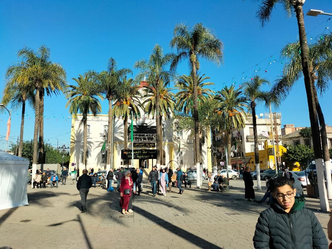 Photo de la place centrale et de la mairie d'El Harrach, à proximité du siège du Cabinet d'avocats IMESSAOUDENE.